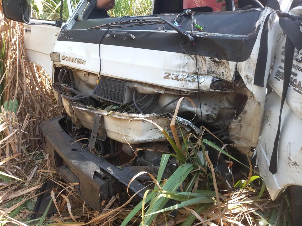 Foto 6 de 9 — Caminhão de bebidas perde controle e invade canavial de rodovia